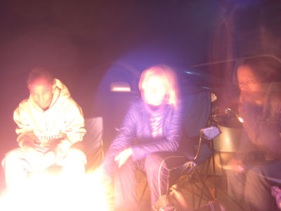 Autour du feu dans la Vallée de la Mort