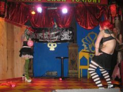 Femme soufflant des fléchettes avec sa chatte