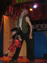 Portage de naine avec les yeux