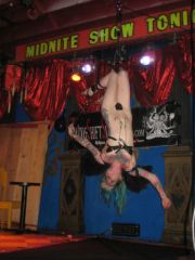 Femme pendue avec des crochets dans la peau