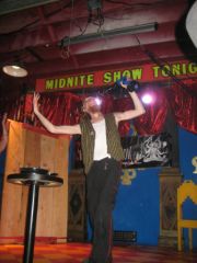 Tige de métal traversant le nez et la bouche