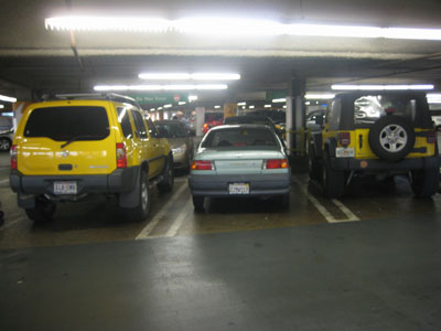 Ma voiture entre deux monstres